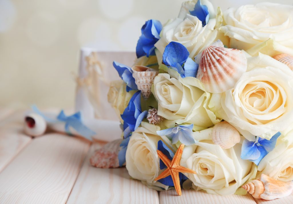Fiori blu per un matrimonio al mare