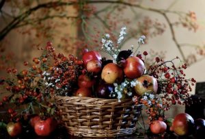 canestra fiori e frutta