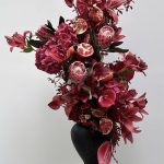 Composizione su vaso con protee, anthurium, lilium, hydrangea, orchidee e melograni.