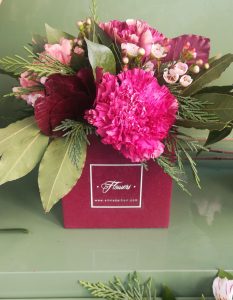 bouquet di garofani e peonie