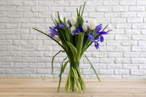 bouquet con tulipani bianchi e dettagli viola